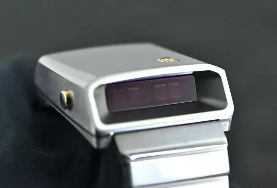 Girard Perregaux Casquette 2.0 39800-21-3199-6CM Titanium & yellow gold Full Set photo 2